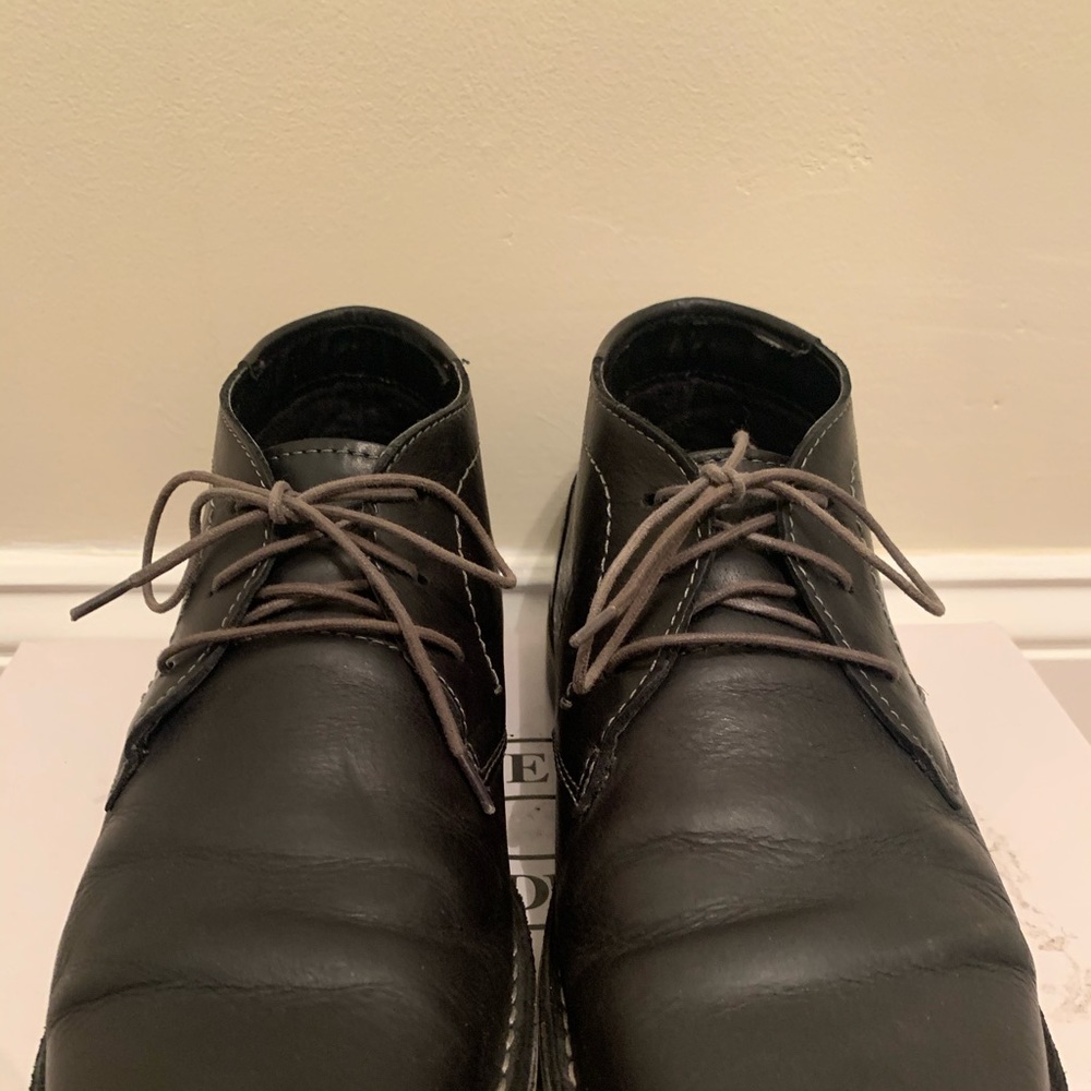 STEVE MADDEN Size 10, HARKEN BLACK LEATHER